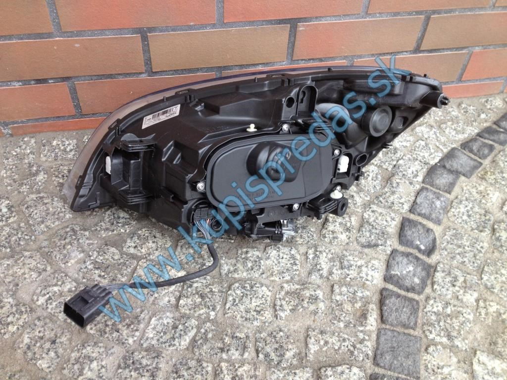 Predné Bi Xenon svetlo pravé VOLVO V60 