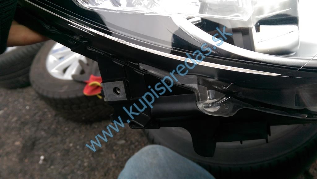 Predné Xenon svetlo pravé Mazda CX5 