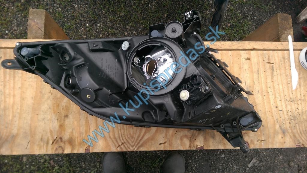Predné svetlo pravé Toyota Prius NHW20 LED
