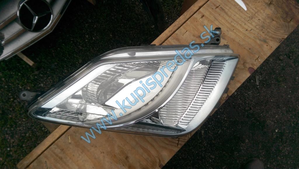 Predné svetlo pravé Toyota Prius NHW20 LED