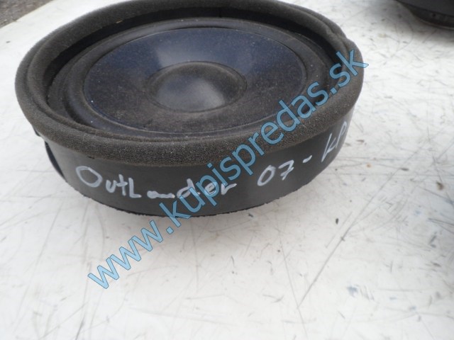 reproduktory na mitsubishi outlander, 