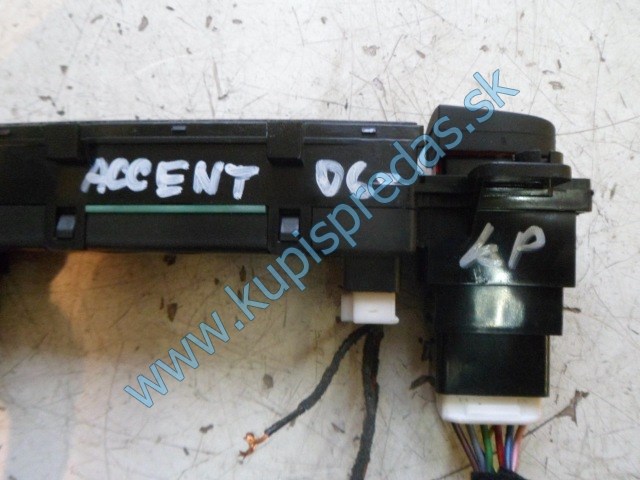 vypínač na výstražné smerovky na hyundai accent, C04 20090604-0068