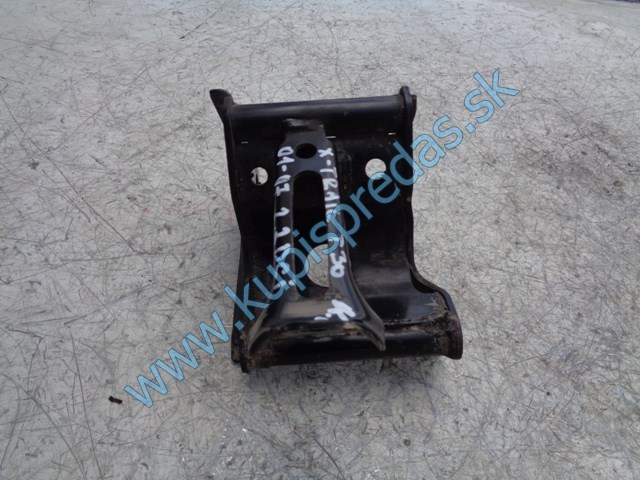 držiak motora na nissan x-trail t30 2,2dci, 